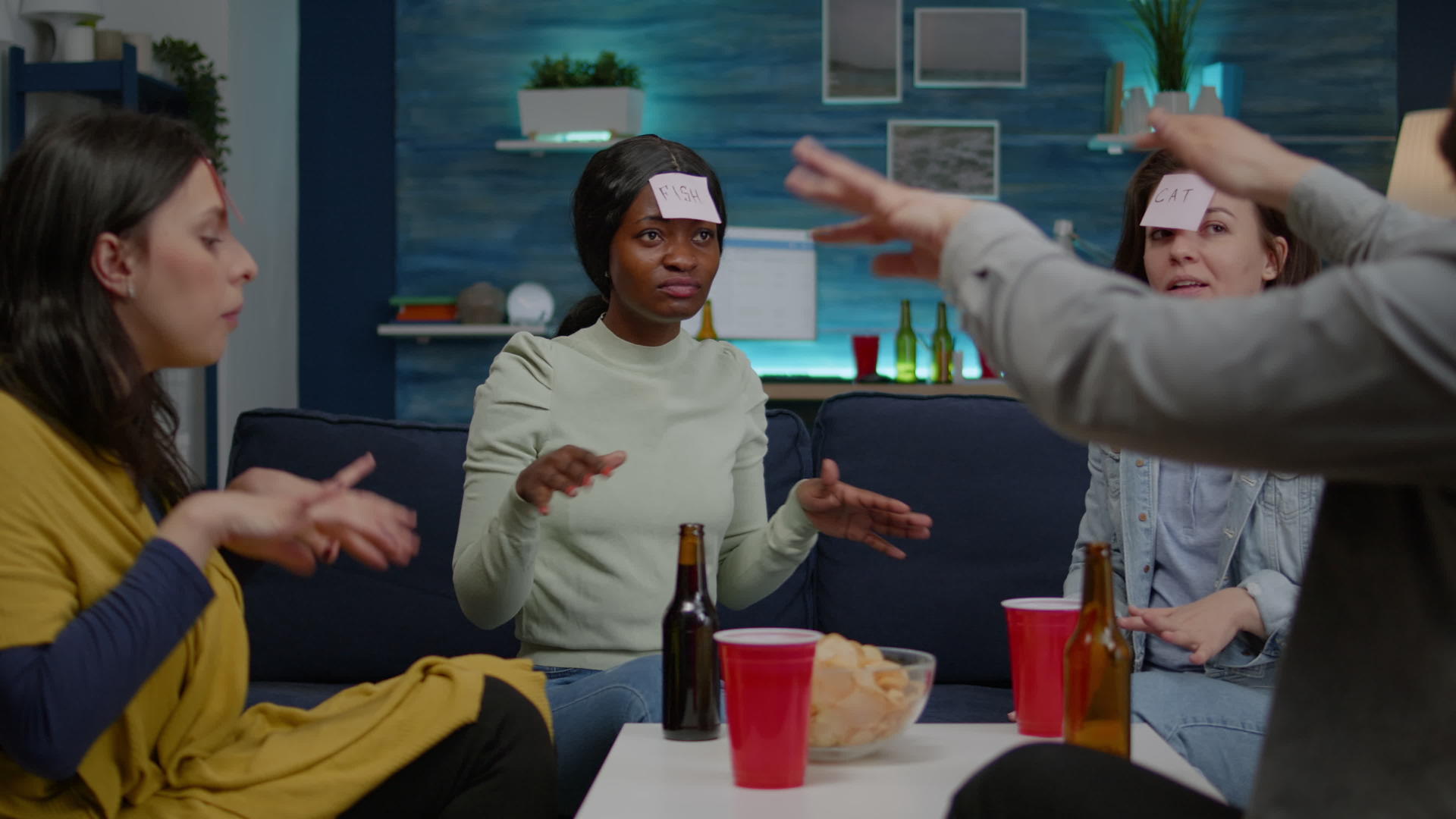 美国女人的额头上贴着粘粘的纸条视频的预览图