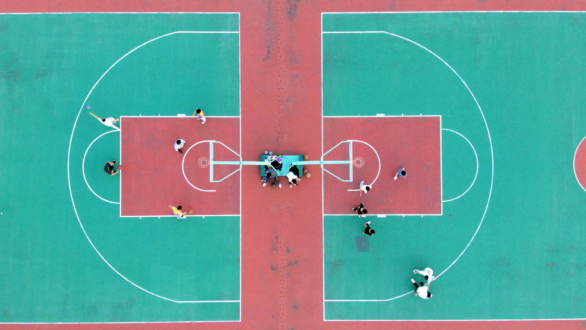 4K航拍校园球场打篮球视频的预览图