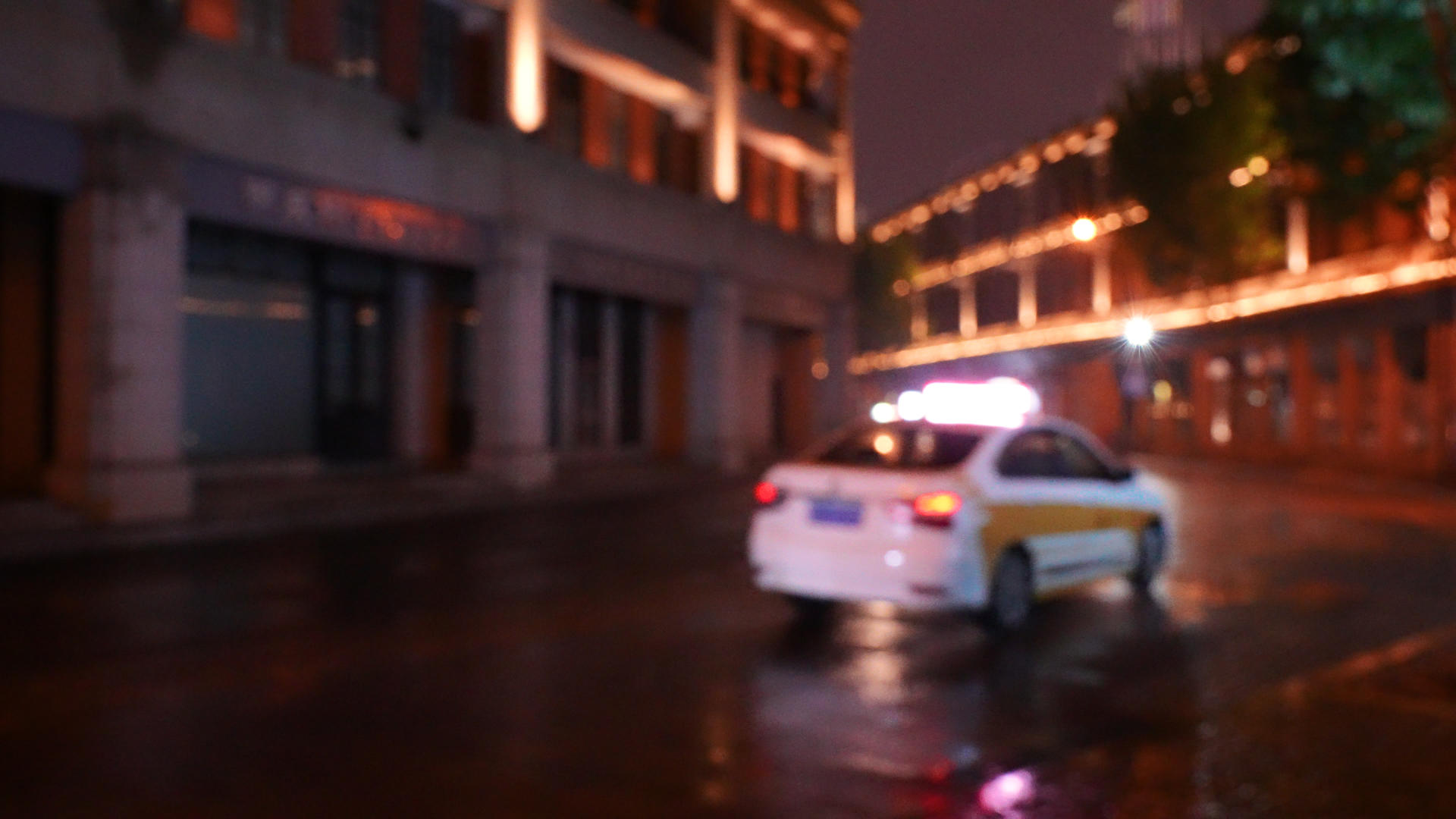 城市雨天夜晚交通道路灯光车流4k素材视频的预览图