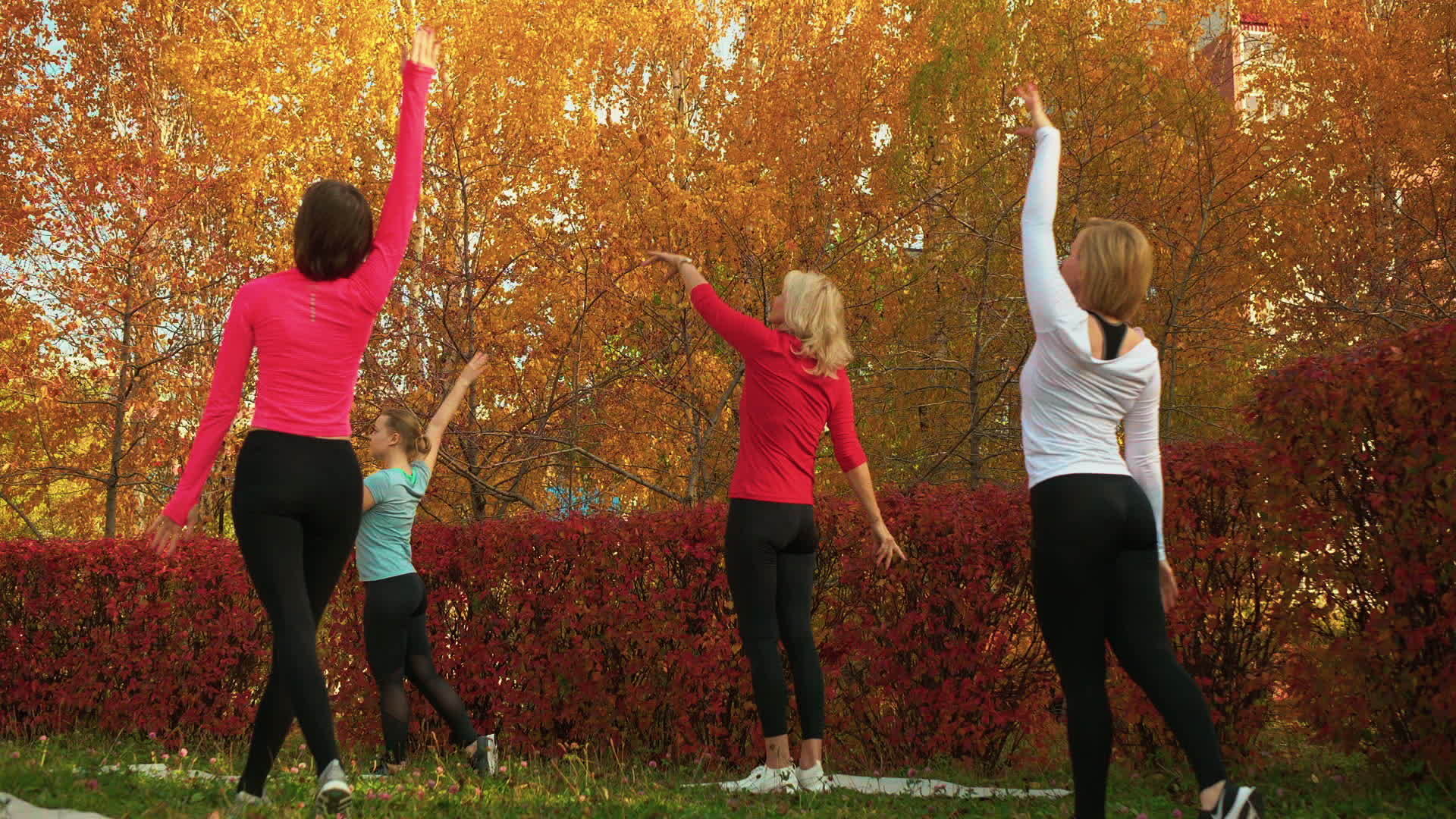 秋天在公园里跳舞的女运动员视频的预览图