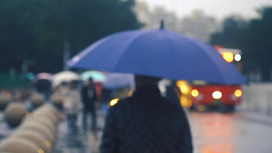 雨天街道上的行人