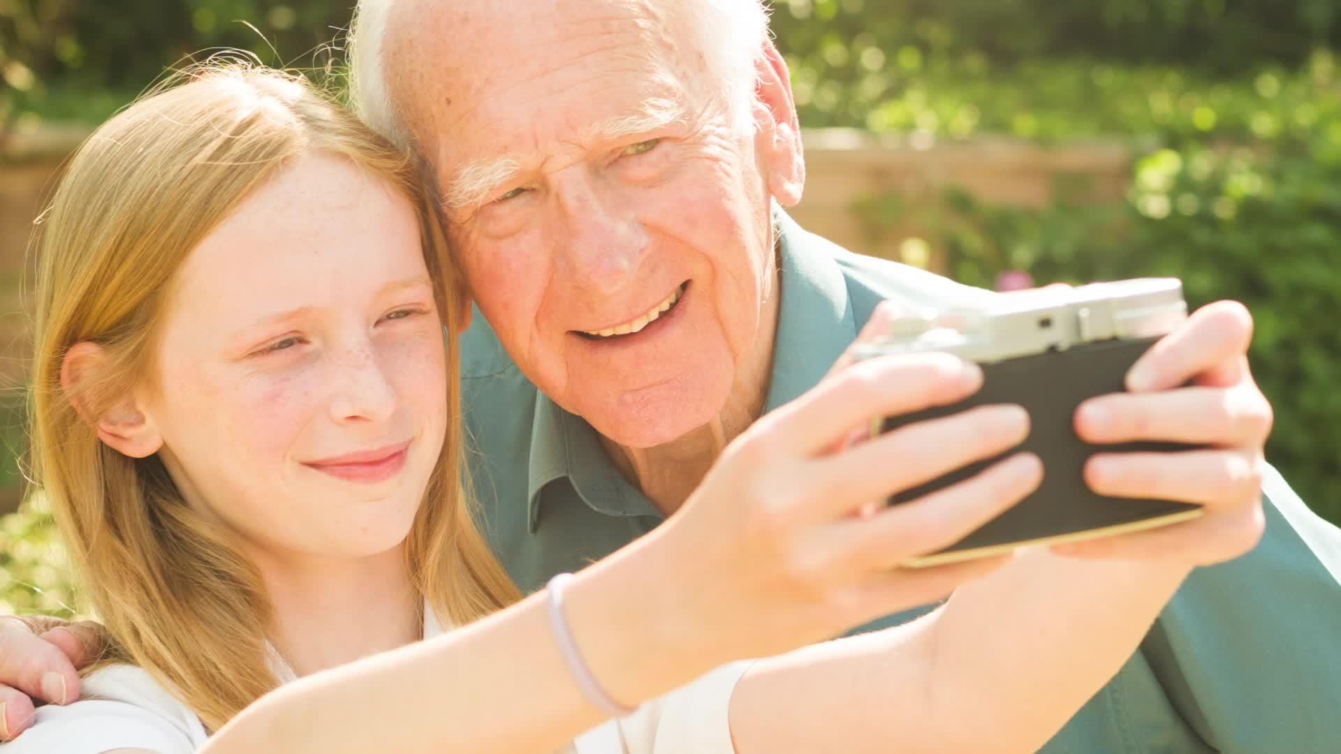 老人和他的孙女用旧相机自拍视频的预览图