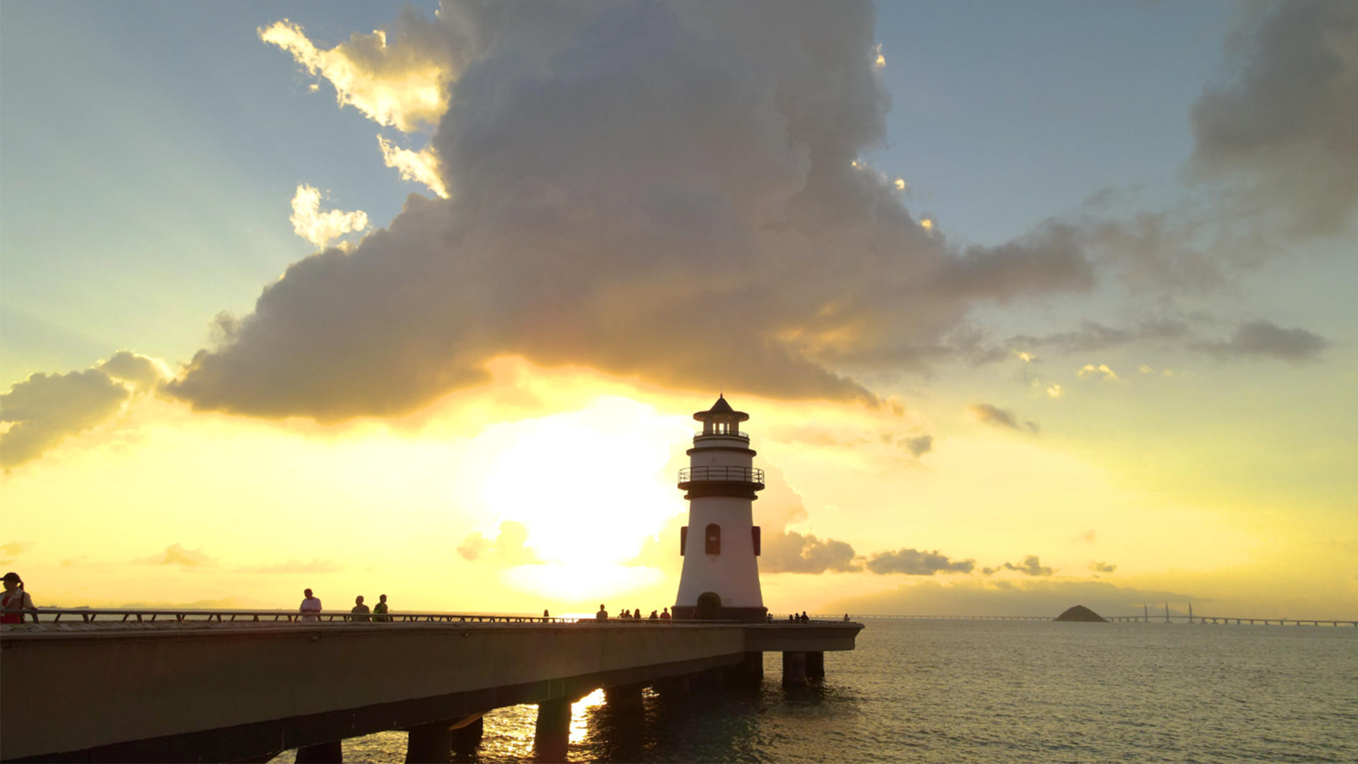 珠海海边爱情邮局灯塔日出延时摄影视频的预览图