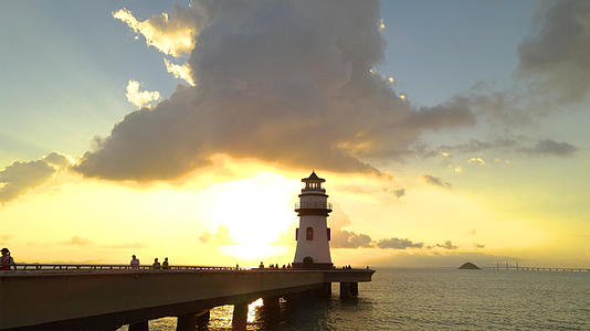 珠海海边爱情邮局灯塔日出延时摄影视频的预览图