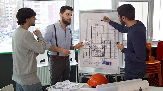 建筑师向同事解释了建筑计划视频的预览图