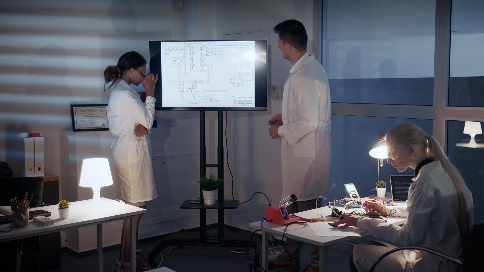 电子开发工程师智能团队在实验室的大电视屏幕上讨论了一些事情视频的预览图