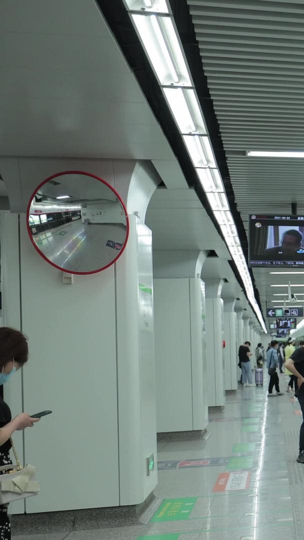三个地铁始发站台车厢视频的预览图