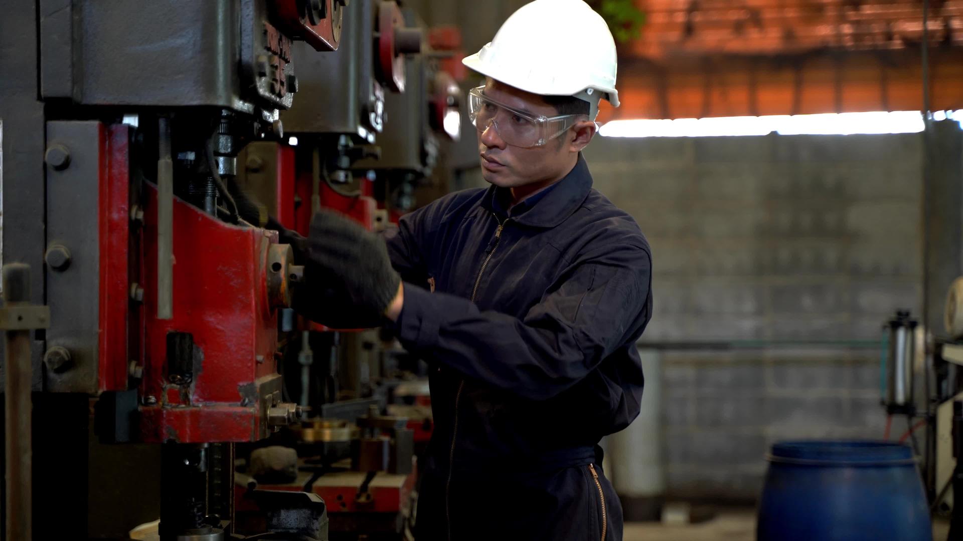 亚洲专业男工站在仓库工厂维护大型机器概念工程师视频的预览图