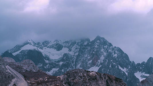 玉龙雪山延时摄影视频的预览图