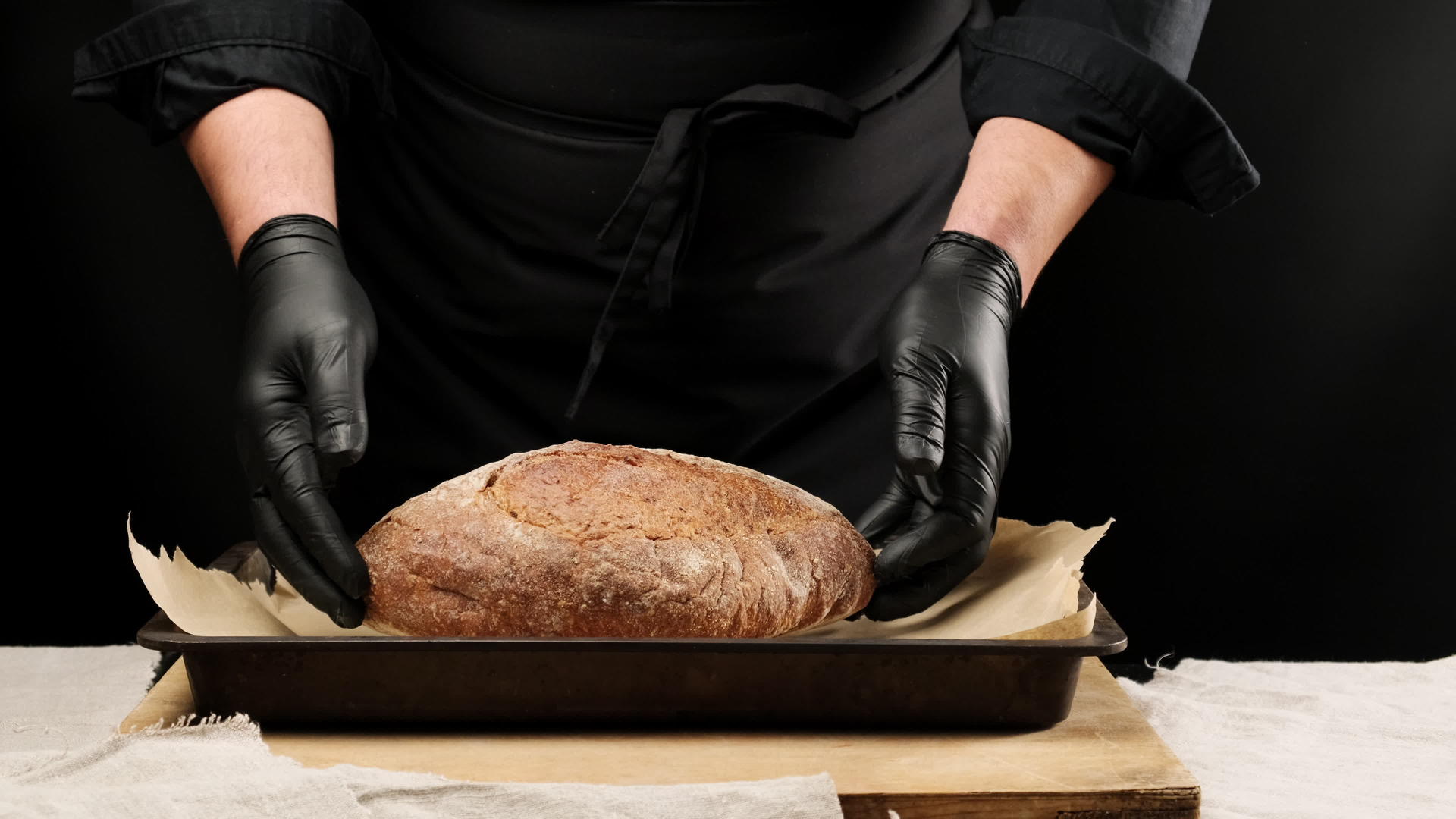 男厨师拿出烤面包视频的预览图