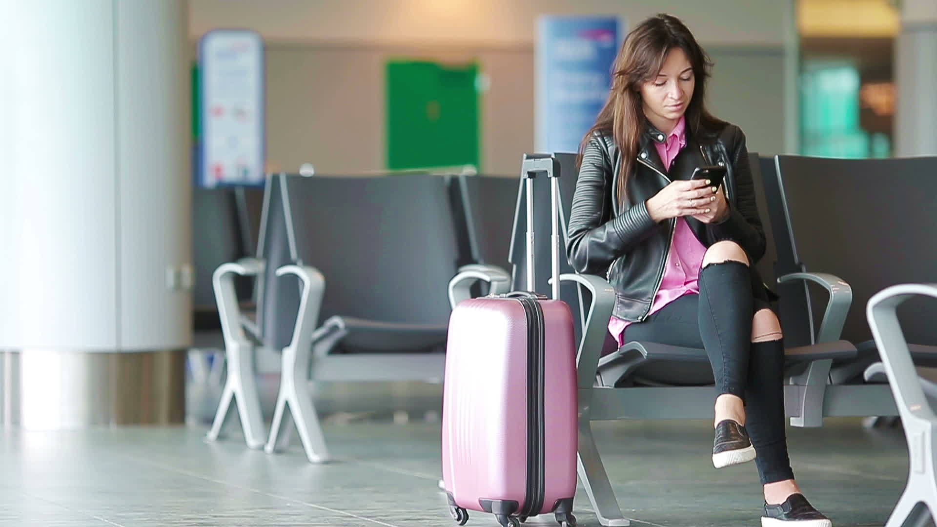 航空公司的乘客女孩在机场休息室等待飞机等候室视频的预览图