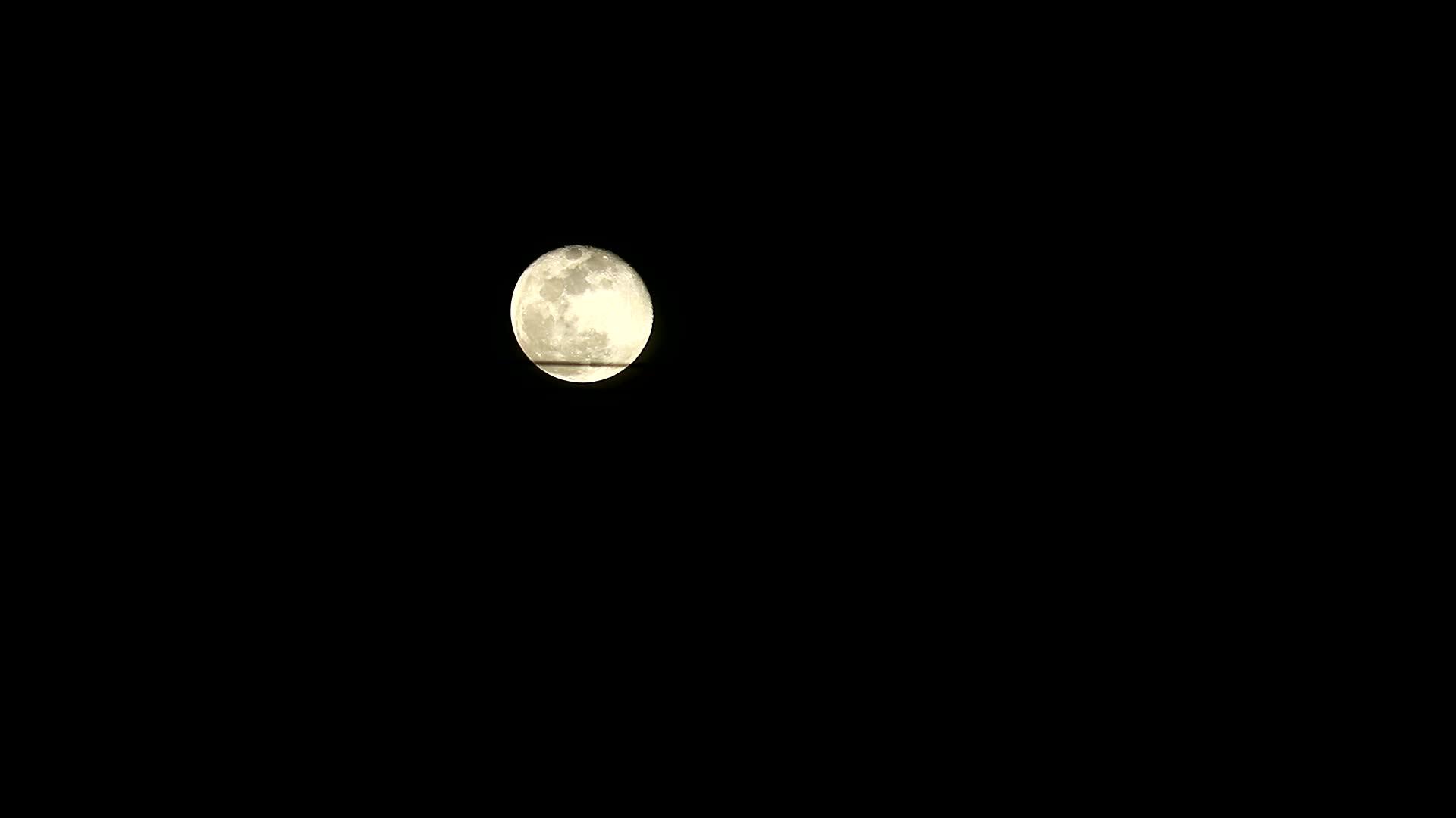 月亮在黑暗的夜空中视频的预览图