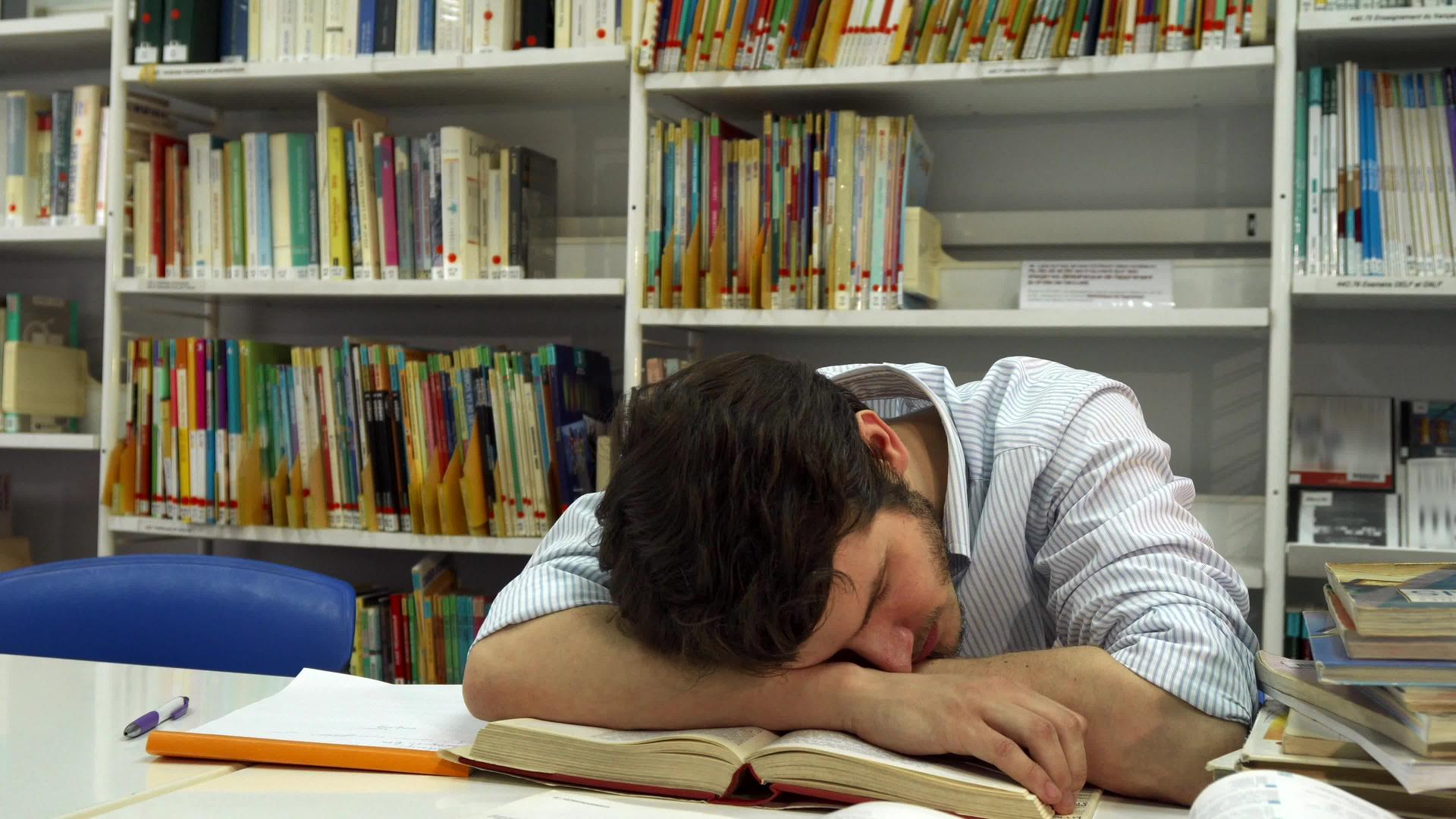 男人睡在图书馆视频的预览图