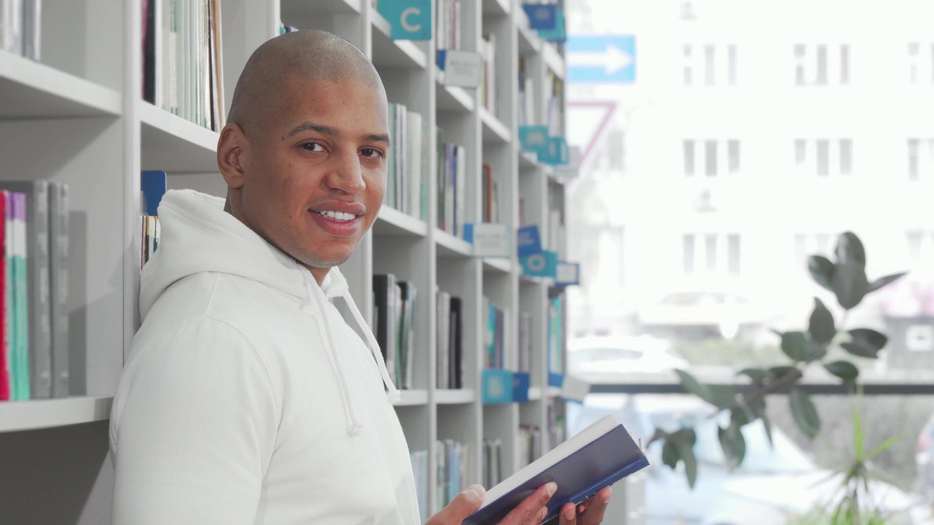 在图书馆读书时非洲男子微笑着视频的预览图