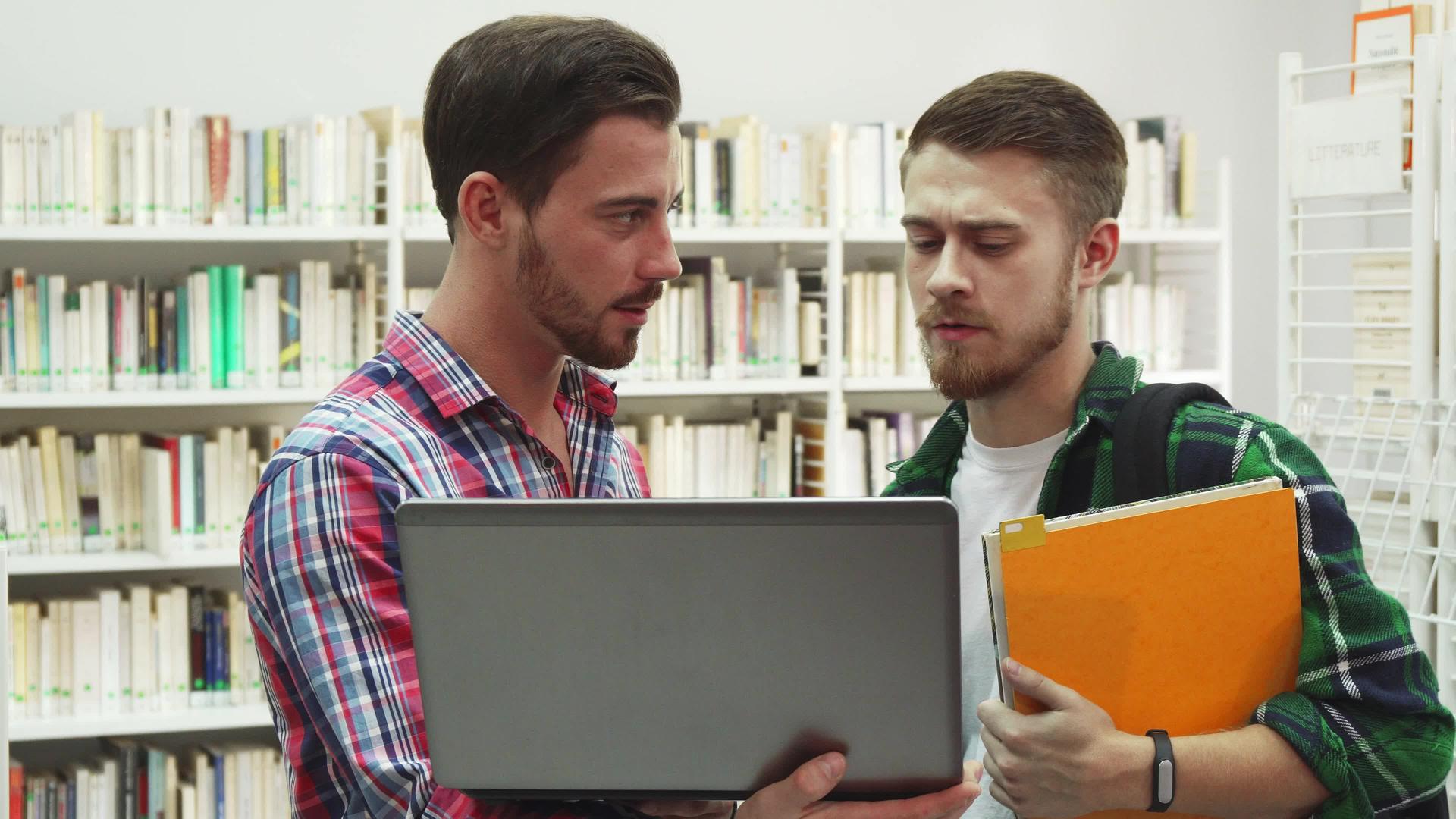两名学生在图书馆相遇视频的预览图