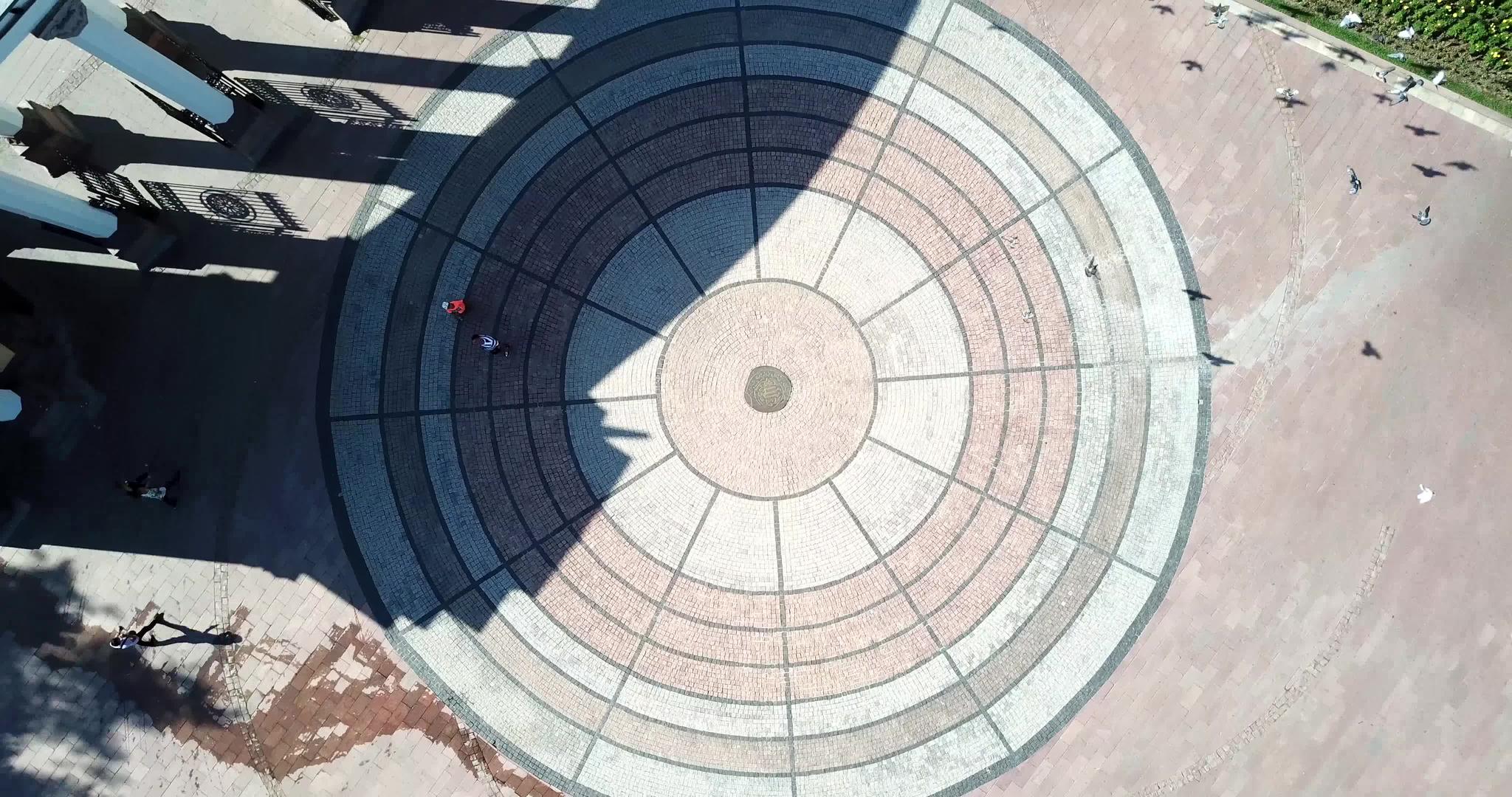 城市公园的瓷砖圈不同寻常视频的预览图