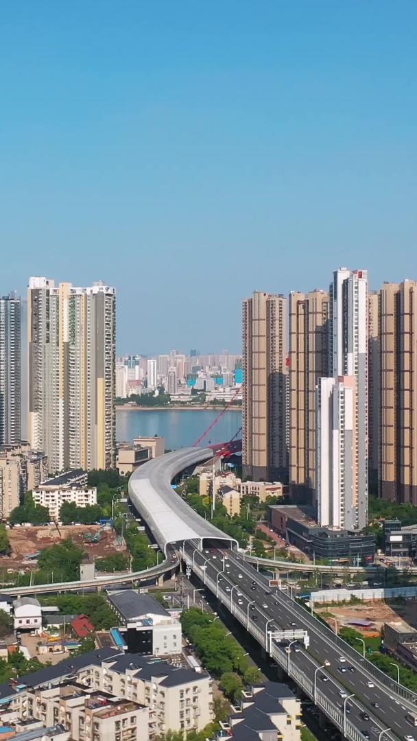 风景城市武汉天际线交通道路红鹦鹉洲长江大桥江景桥材料视频的预览图