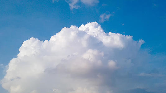延时摄影城市风光天空中快速流动的云朵蓝天白云晴朗自然天空素材视频的预览图