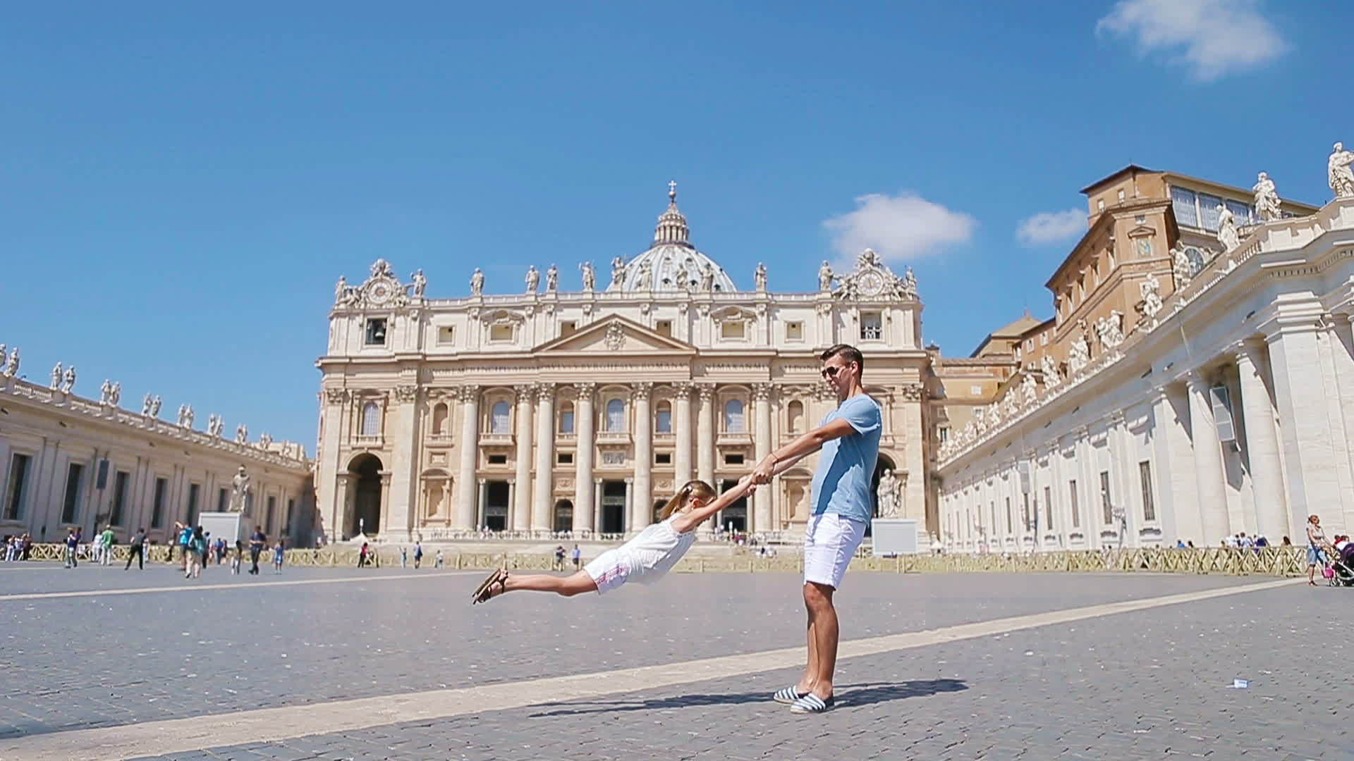 在罗马梵蒂冈城的圣彼得大教堂里快乐的年轻家庭玩得很开心视频的预览图