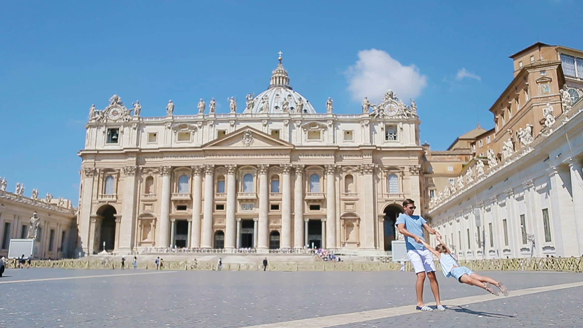 一家人在罗马梵蒂冈的圣彼得大教堂旅行视频的预览图