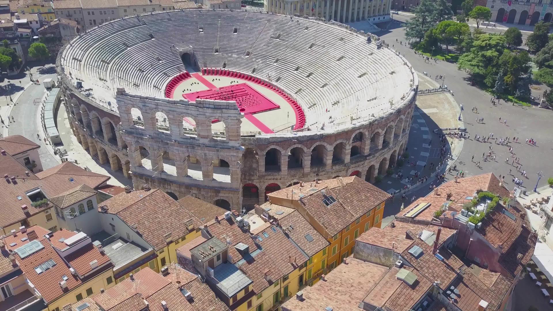 意大利维罗纳竞技场的空中全景无人机视频的预览图