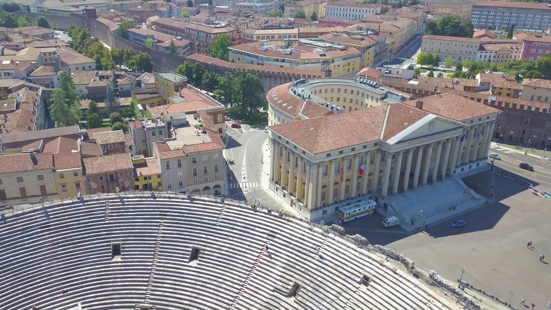 无人机从Verona市政厅移动的飞行天体环视竞技场视频的预览图