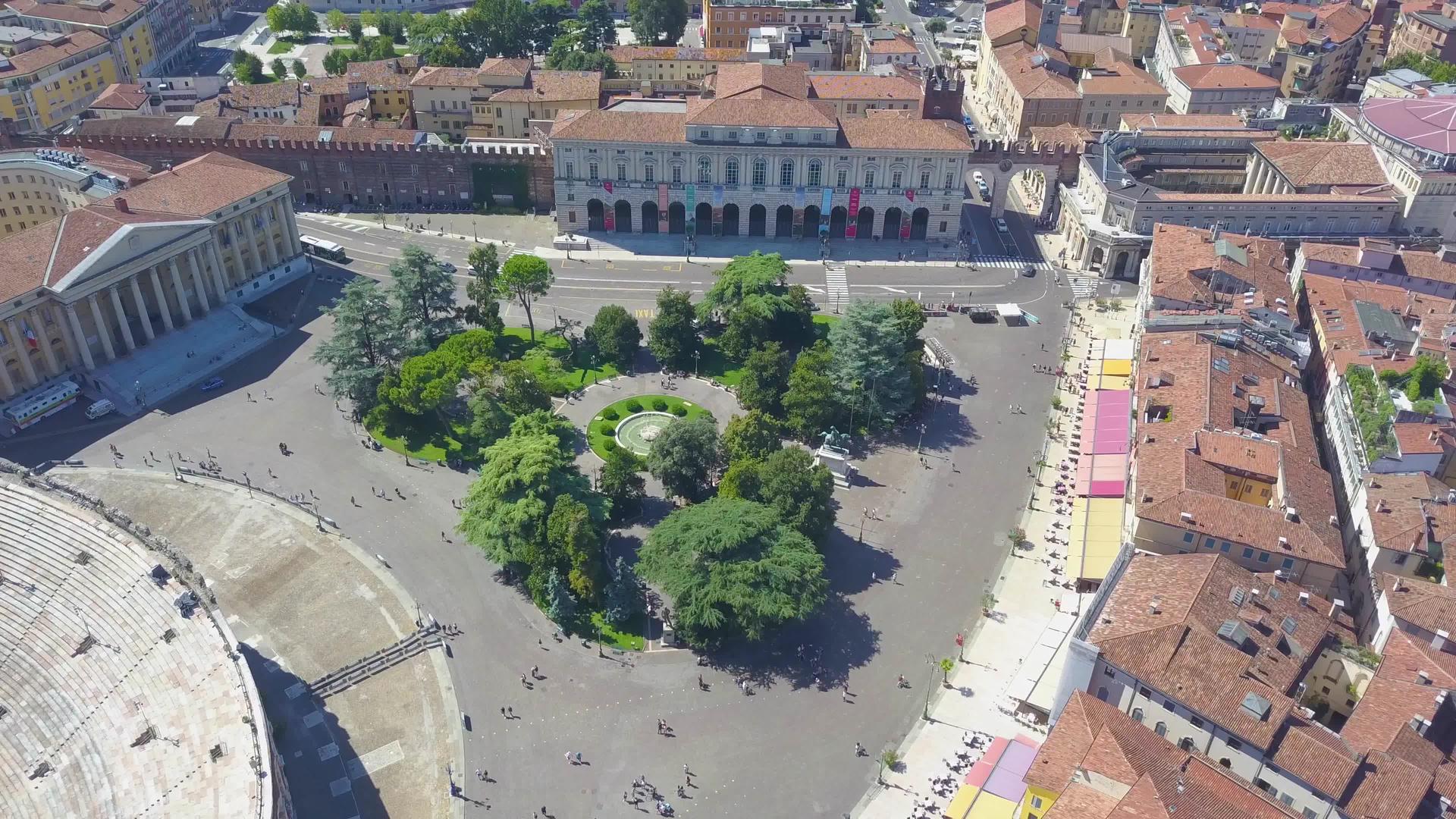 意大利无人机从正方形上方拍摄视频的预览图