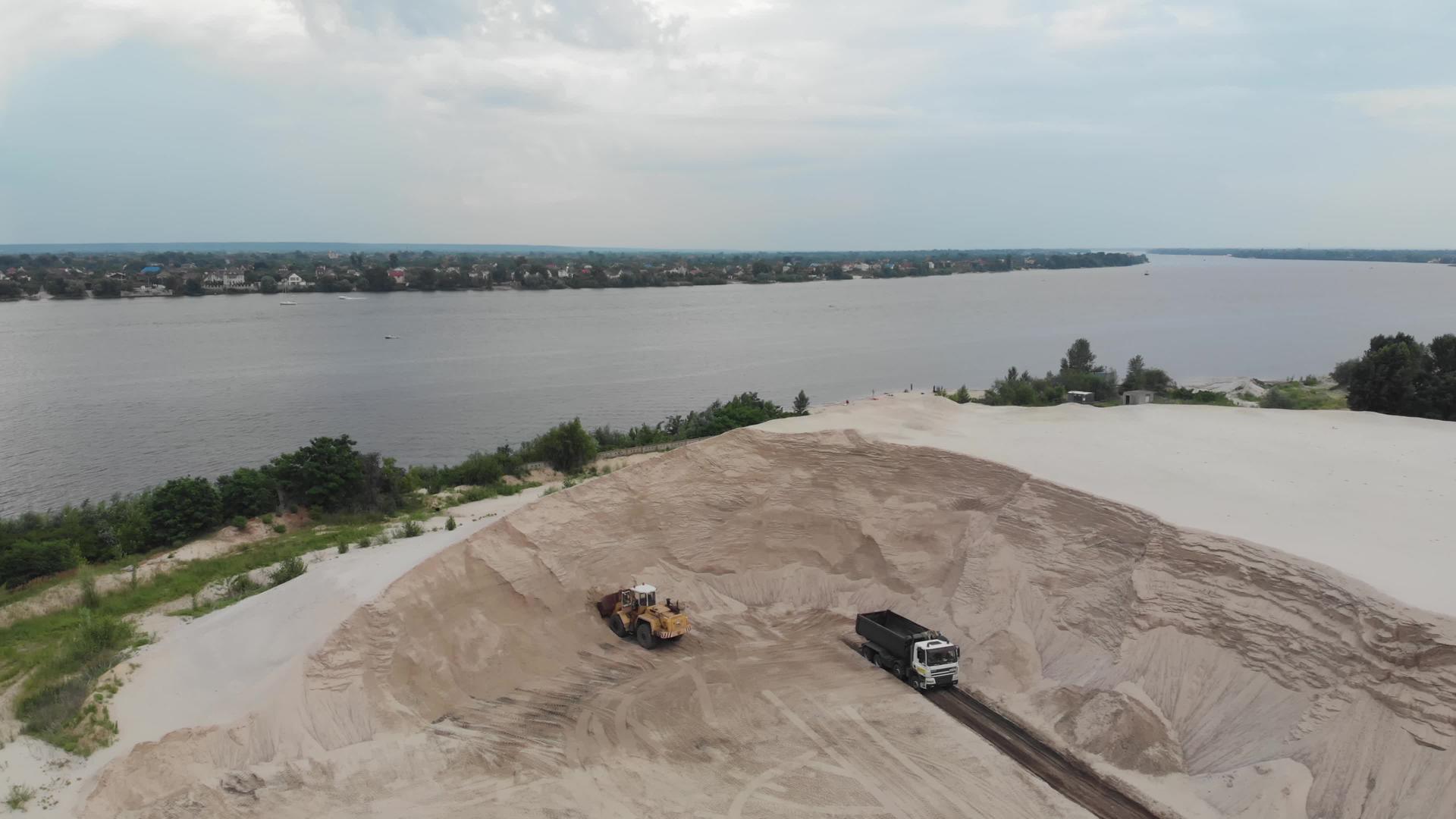 在Kyiv的宽度dnipro河边大面积采沙场Uraine视频的预览图