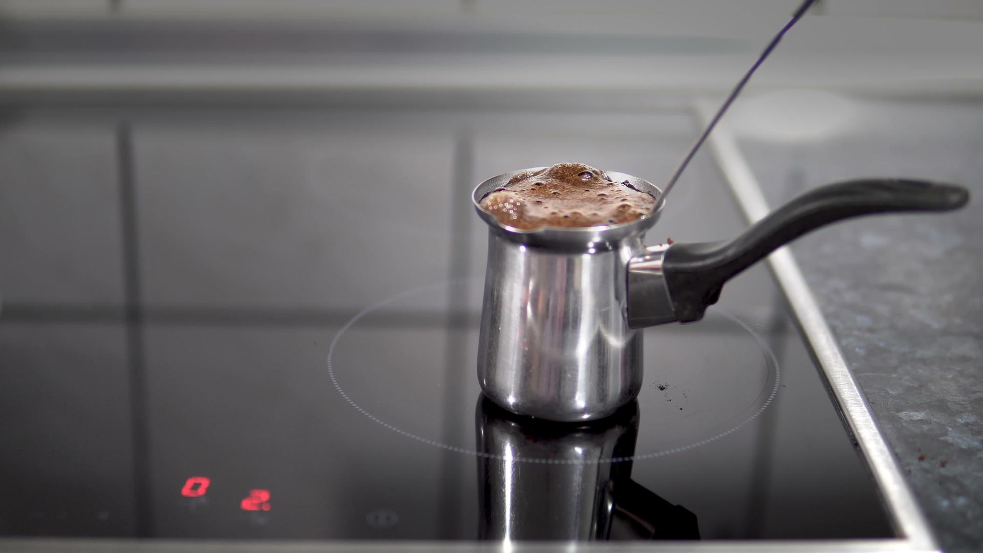 土豆咖啡在现代电炉的牛肠涡轮炉中煮熟视频的预览图
