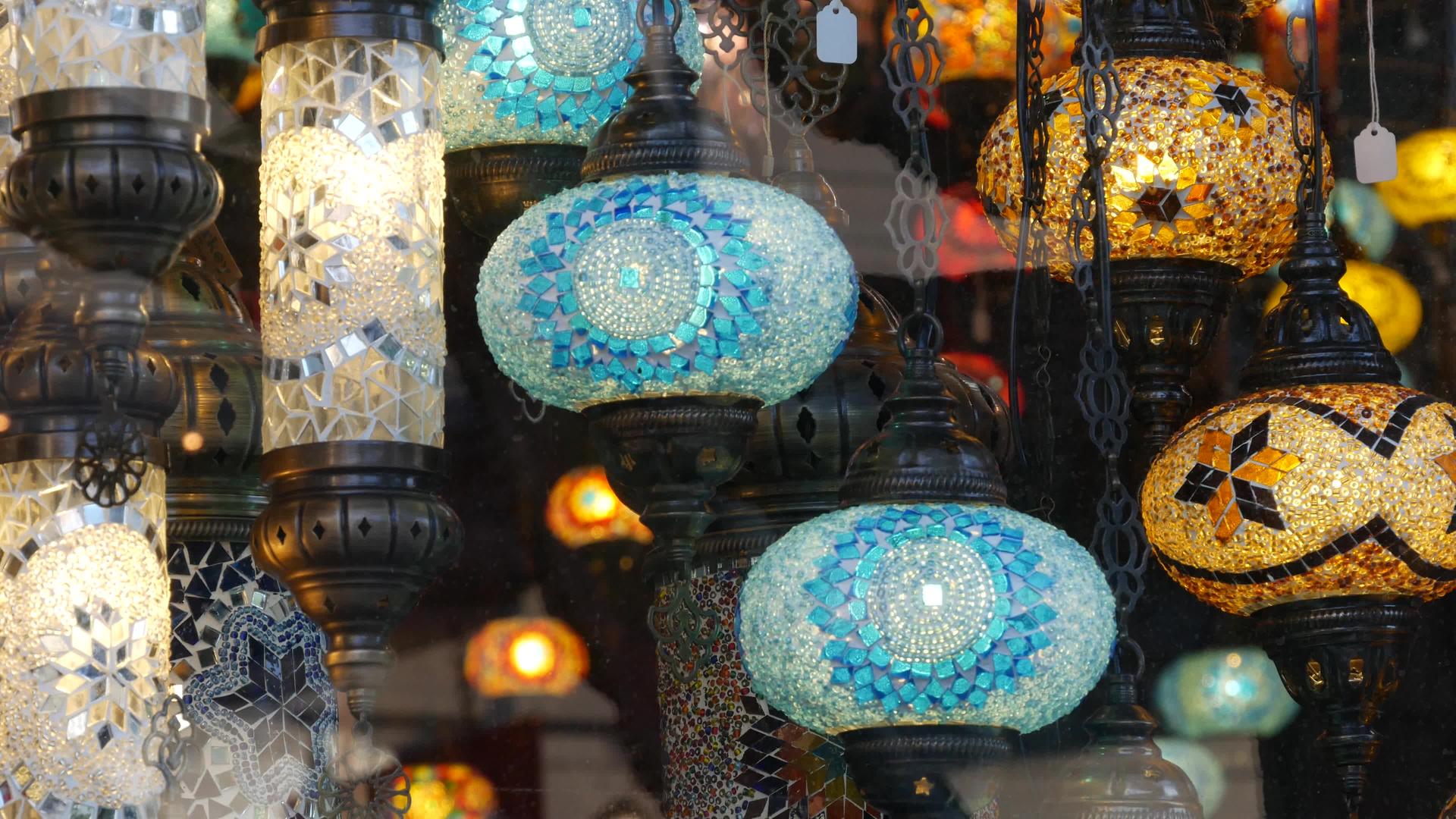 从玻璃马赛克发光的五颜六色的土耳其灯阿拉伯多色的正宗视频的预览图