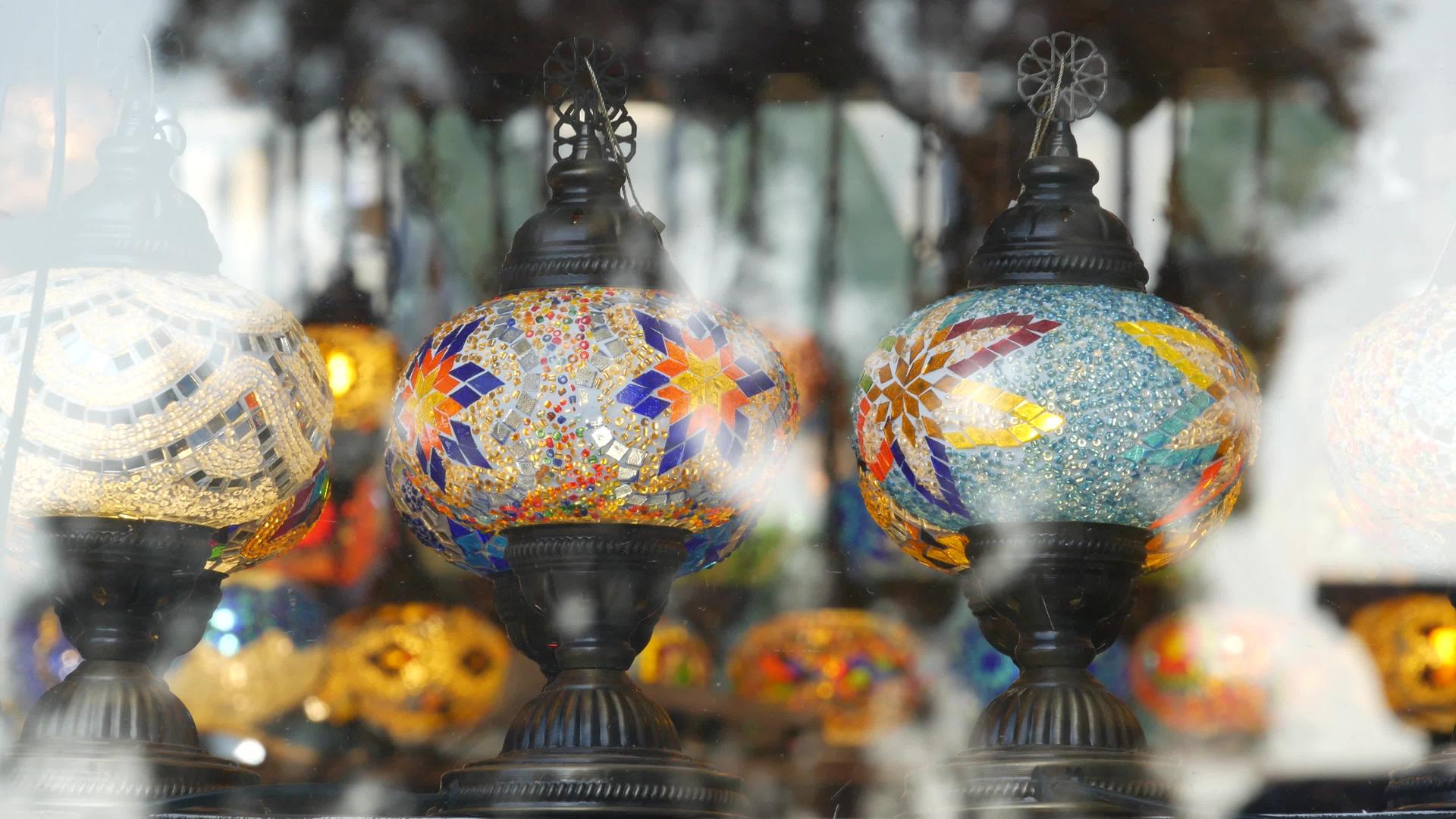 从玻璃马赛克发光的五颜六色的土耳其灯阿拉伯多色的正宗视频的预览图