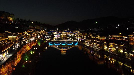 航拍湖南湘西凤凰古城夜景灯光视频的预览图