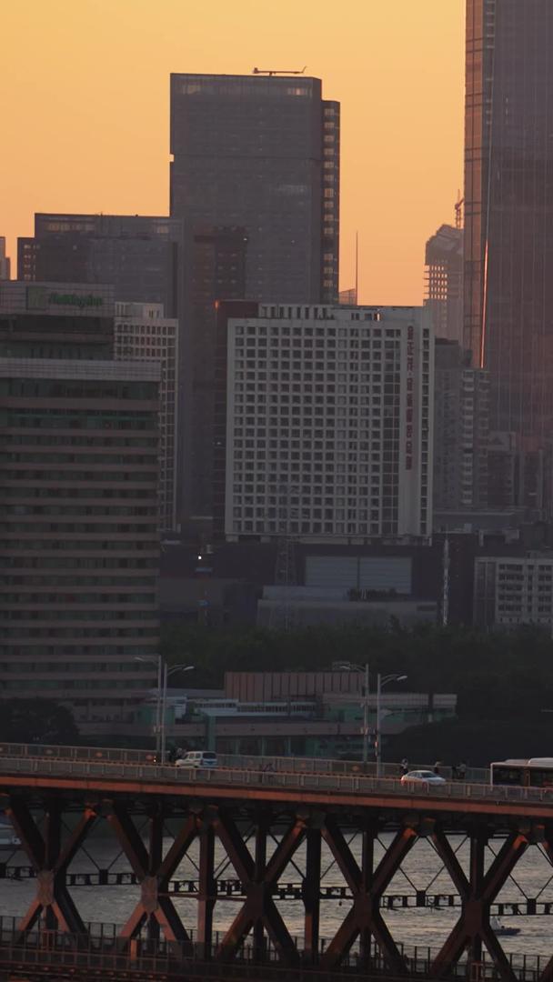 航拍城市夕阳夕阳天空桥梁道路交通交通流量街景素材视频的预览图