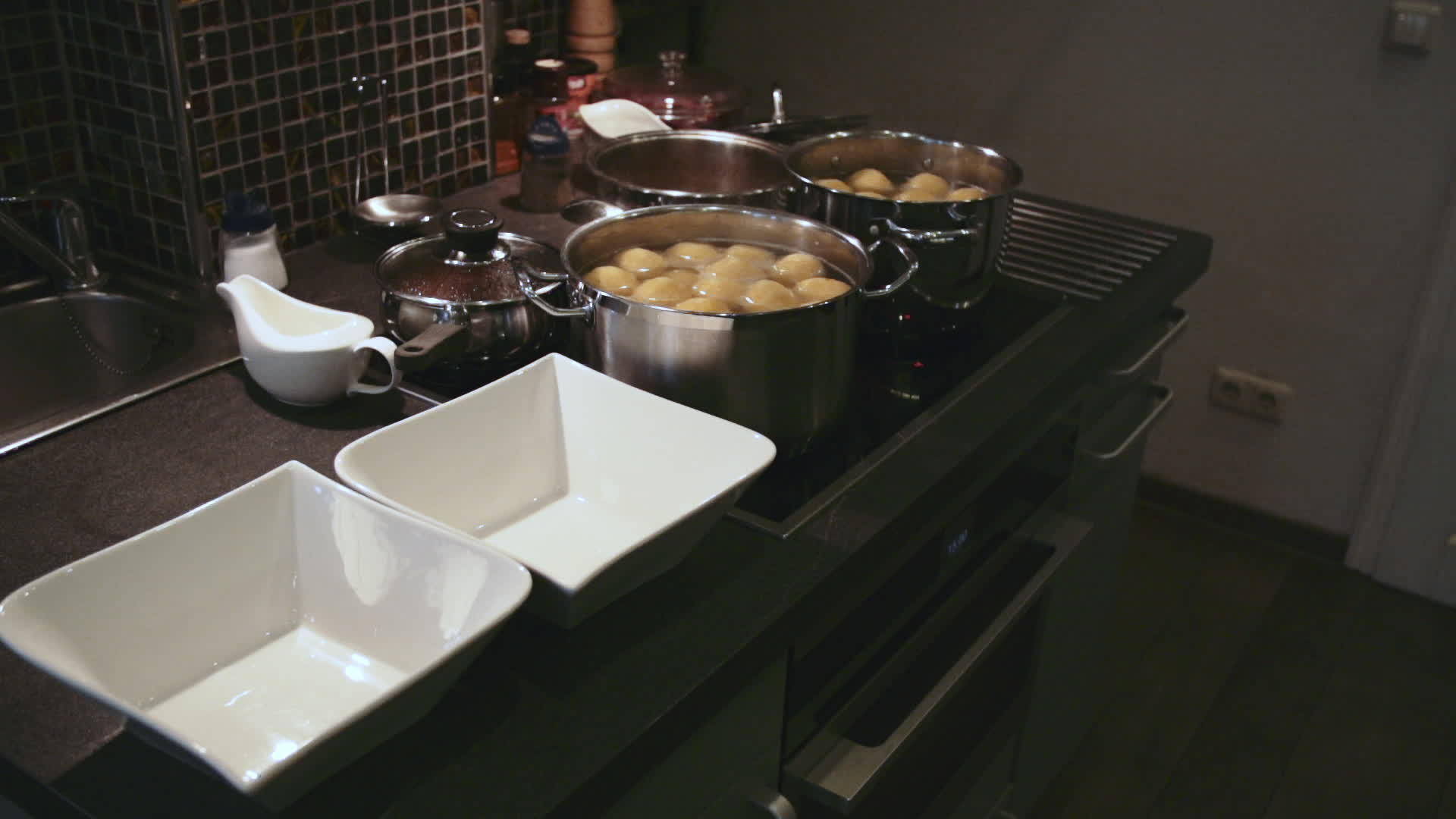 在家厨房煮土豆视频的预览图