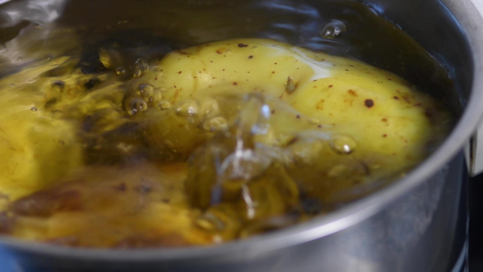 在锅里煮土豆视频的预览图