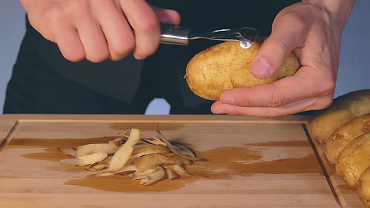 男人在厨房里挖土豆视频的预览图