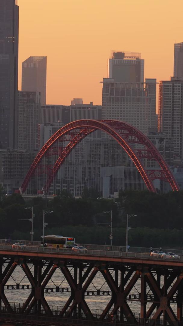 航拍城市夕阳夕阳天空桥梁道路交通交通流量街景素材视频的预览图