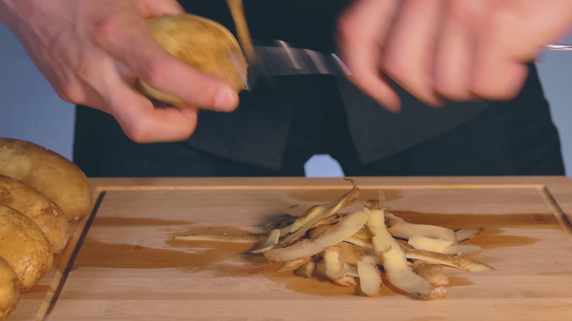 男人在厨房里剥土豆视频的预览图