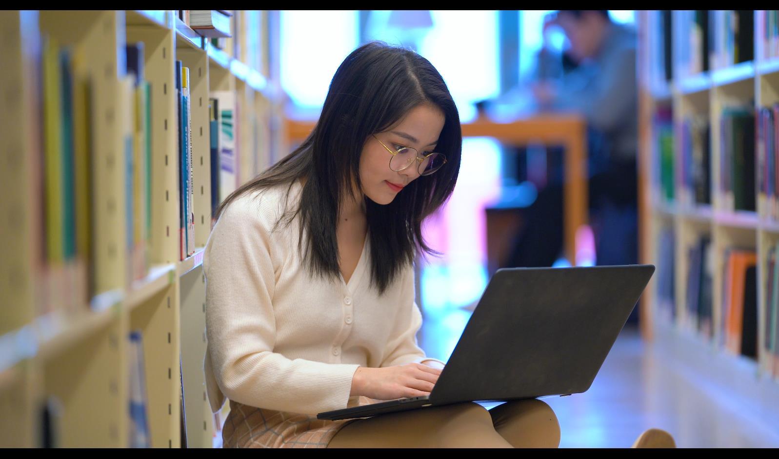 4k图书馆使用笔记本电脑学习的女生视频的预览图