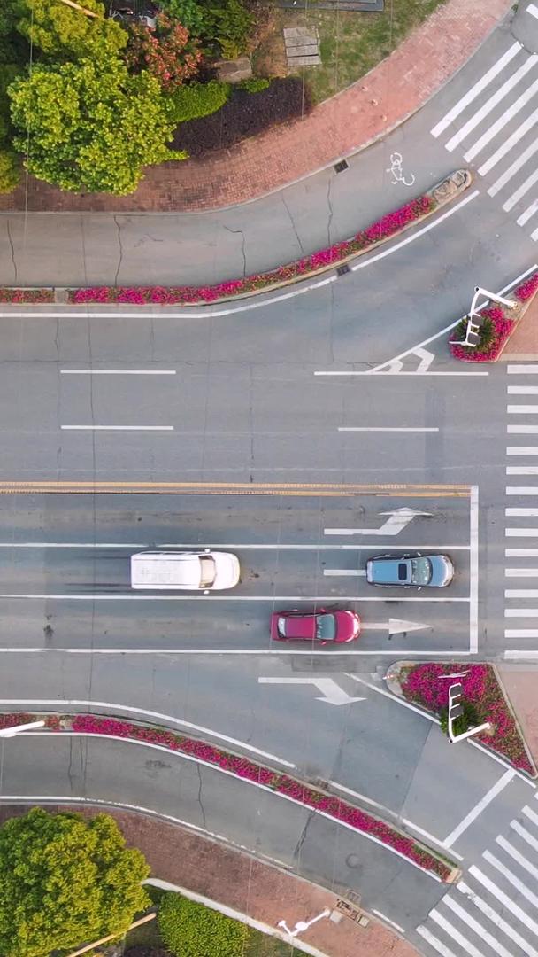 航拍风景城市俯拍交通道路斑马线十字路口行人车辆素材视频的预览图