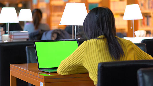 4k图书馆使用绿幕学习的学生视频的预览图