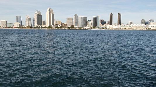 加州圣地亚哥湾市中心的大都会城市天际线视频的预览图