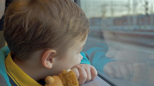 一个小男孩在圣彼得斯堡的俄罗斯火车上看着窗外的窗外视频的预览图