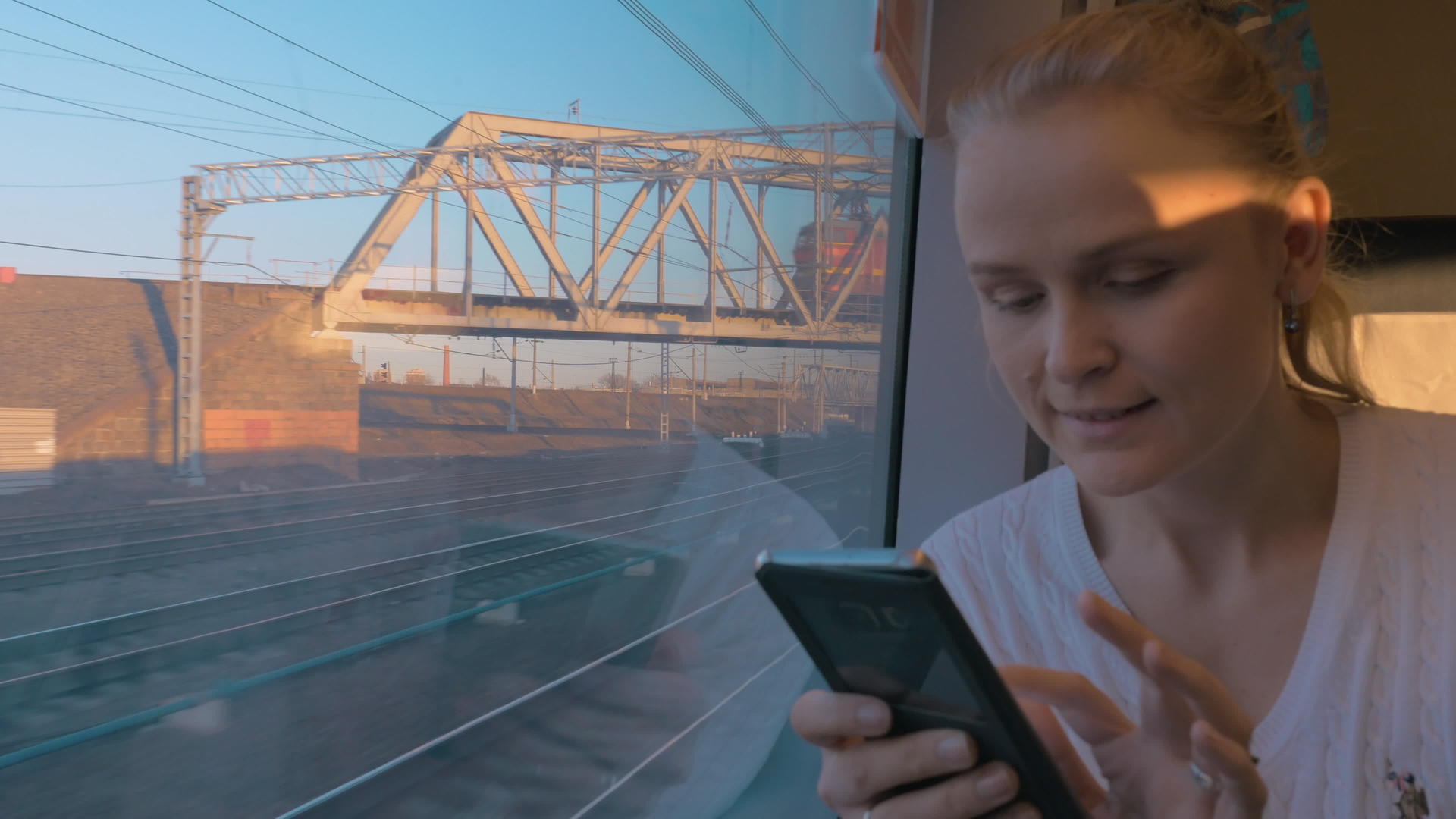 在圣彼得斯堡俄罗斯的火车上年轻女孩看着窗外看着窗外视频的预览图