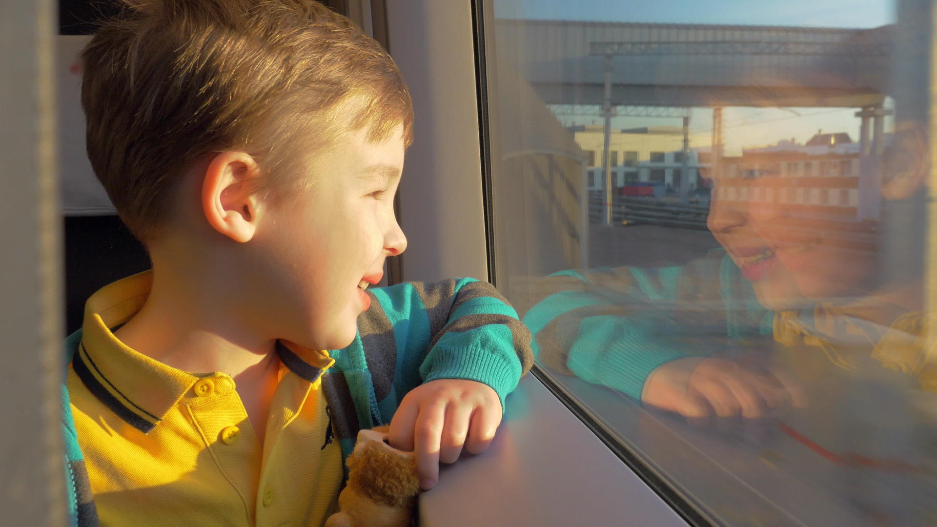 一个小男孩在圣彼得斯堡的俄罗斯火车上看着窗外的窗外视频的预览图