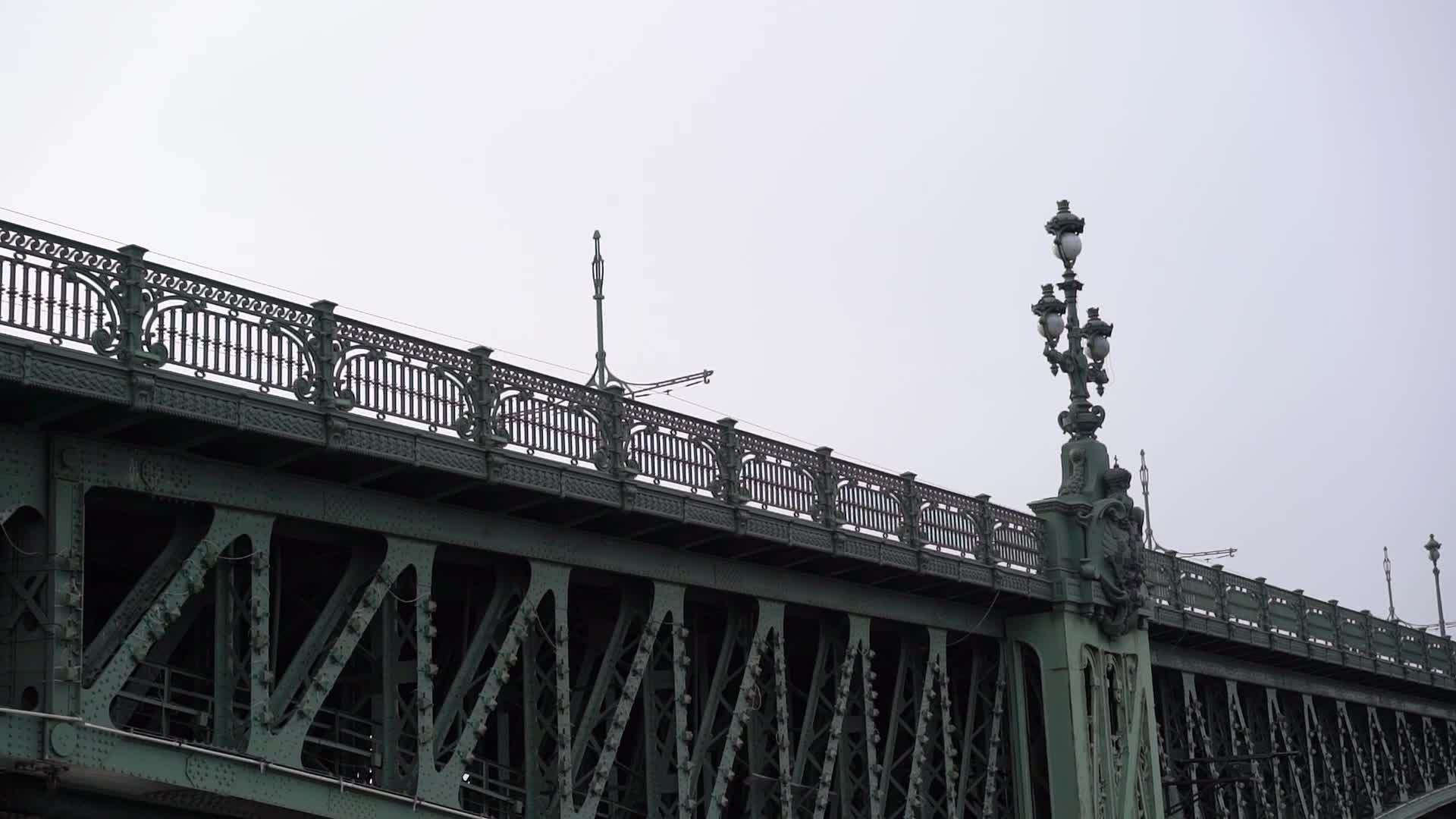 圣彼得堡河上桥视频的预览图
