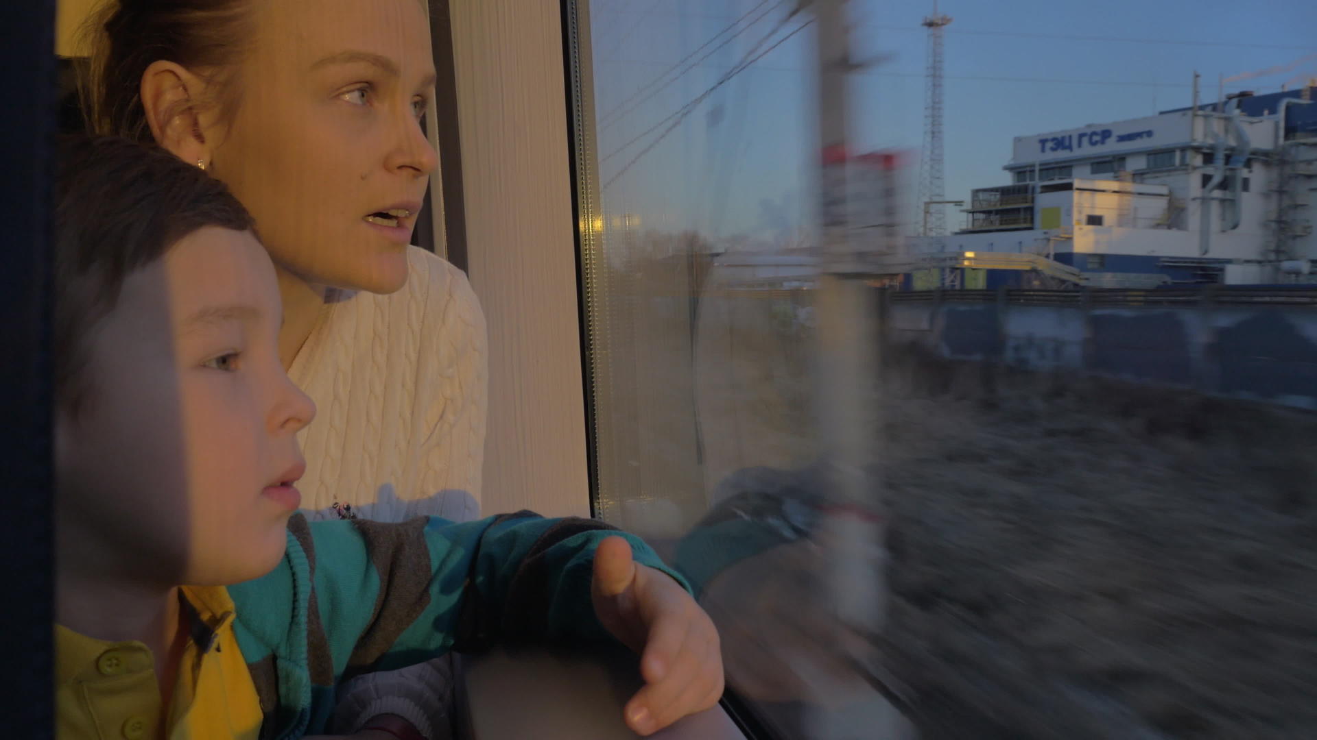 在圣彼得斯堡坐火车视频的预览图