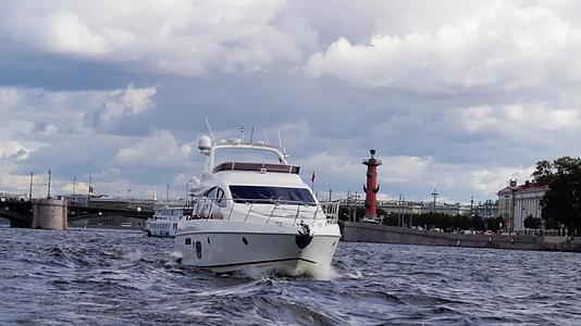 夏天 豪华游艇在圣彼得斯堡航行视频的预览图