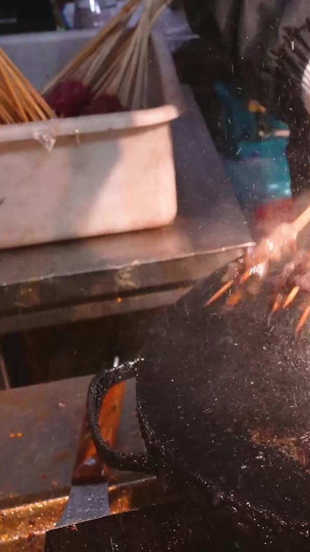 材料慢镜头升级拍摄烧烤制作过程中香油飞溅瞬间视频的预览图