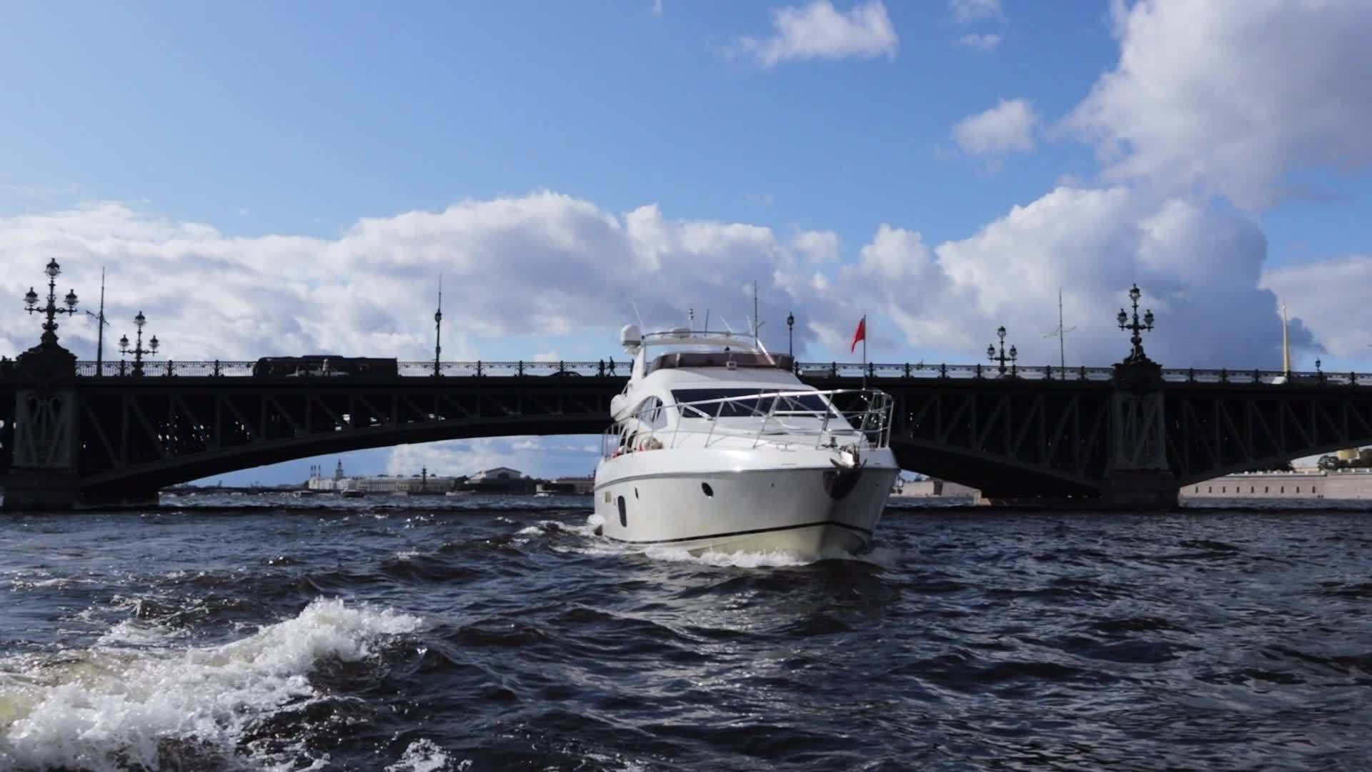 夏天豪华游艇在圣彼得斯堡航行视频的预览图